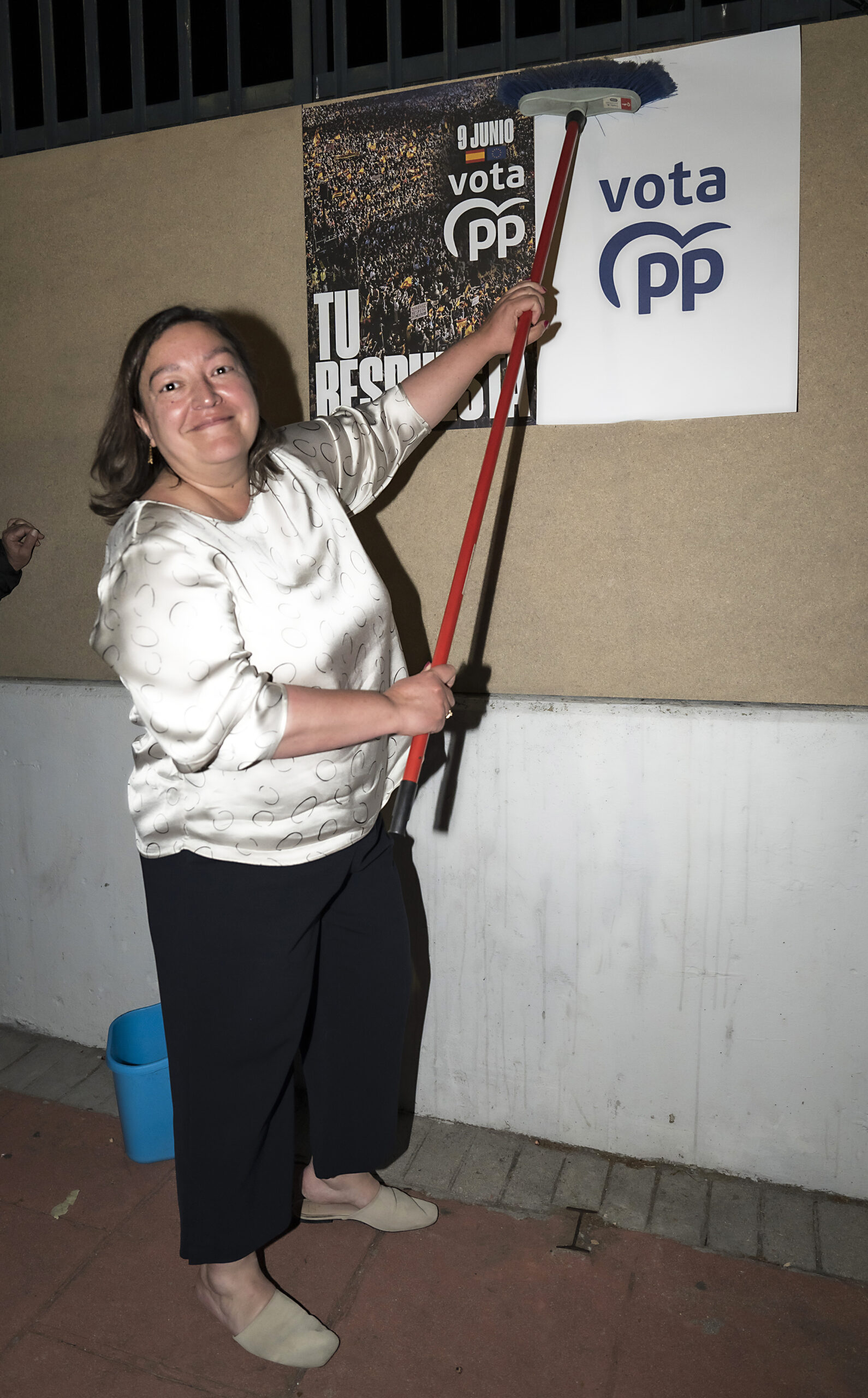 21 MAYO PEGADA CARTELES 019
