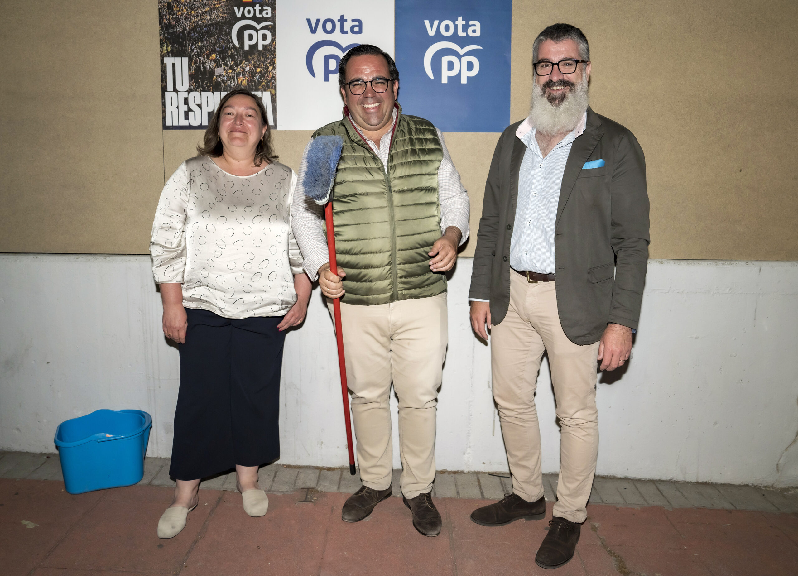 21 MAYO PEGADA CARTELES 023