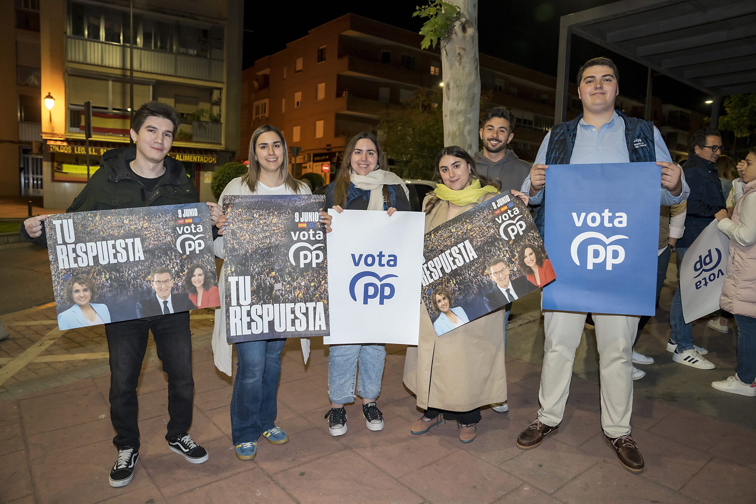 21 MAYO PEGADA CARTELES 41