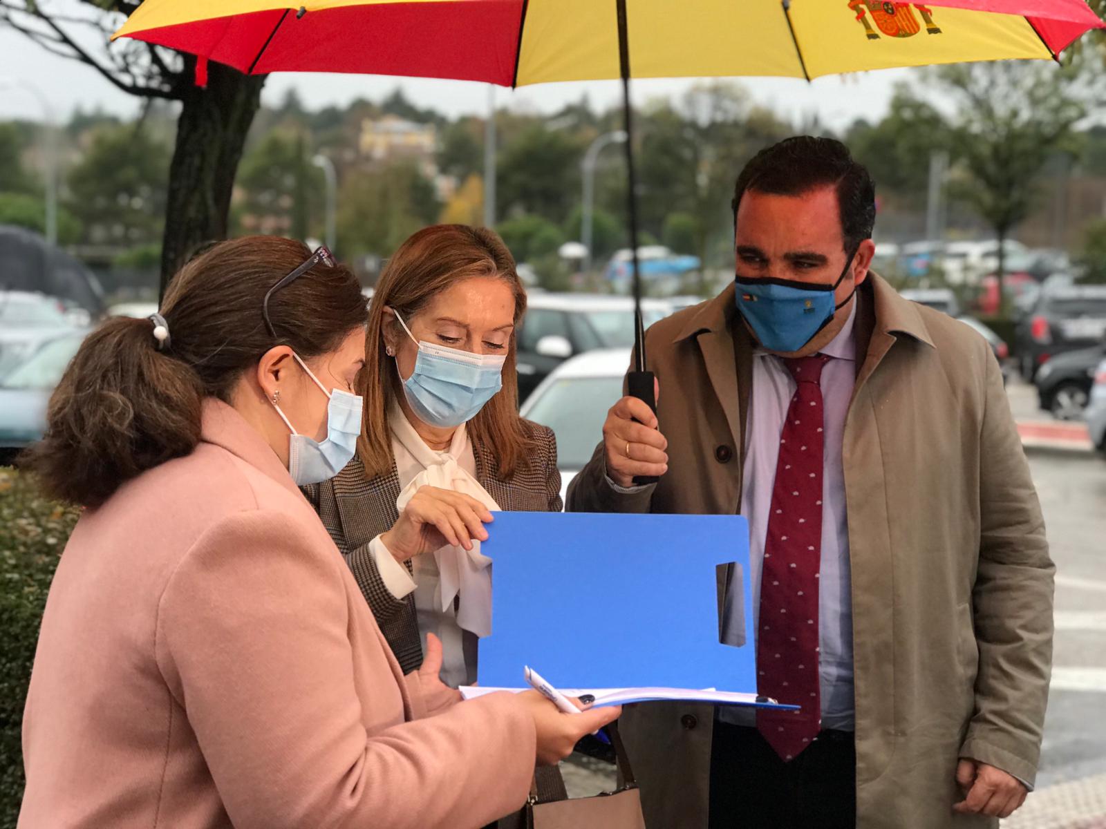 Ana Pastor participa en la recogida de firmas del PP de Boadilla en contra de la Ley Celaá